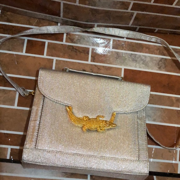 Shinny silver purse with a gold alligator 🐊 - Picture 1 of 2